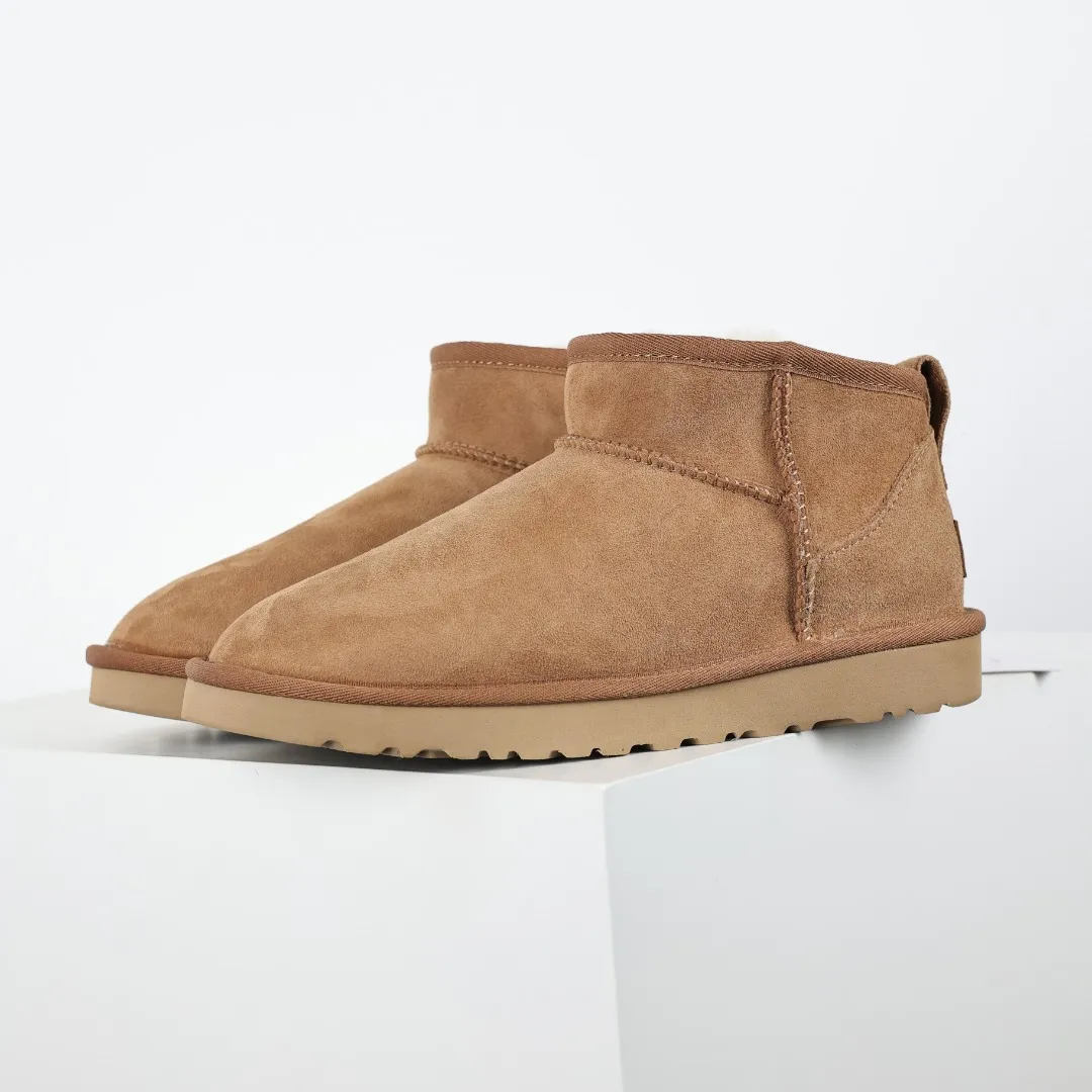 Pick up locally 💰520 Core recommendation Good price It is a very suitable choice for keeping warm in winter and at home. In the new year, uug launched a series of styles, which are partial to the preferences of young consumers and have also moved to the forefront of fashion trends. Shoe body material Water-repellent coated suede upper 17mm UGGPURE™ implantable wool insole Lightweight non-slip comfortable rubber outsole With brand LOGO trademark Comes with a full set of packaging Size: 35 36 37 38 39 40 41 42 43 44